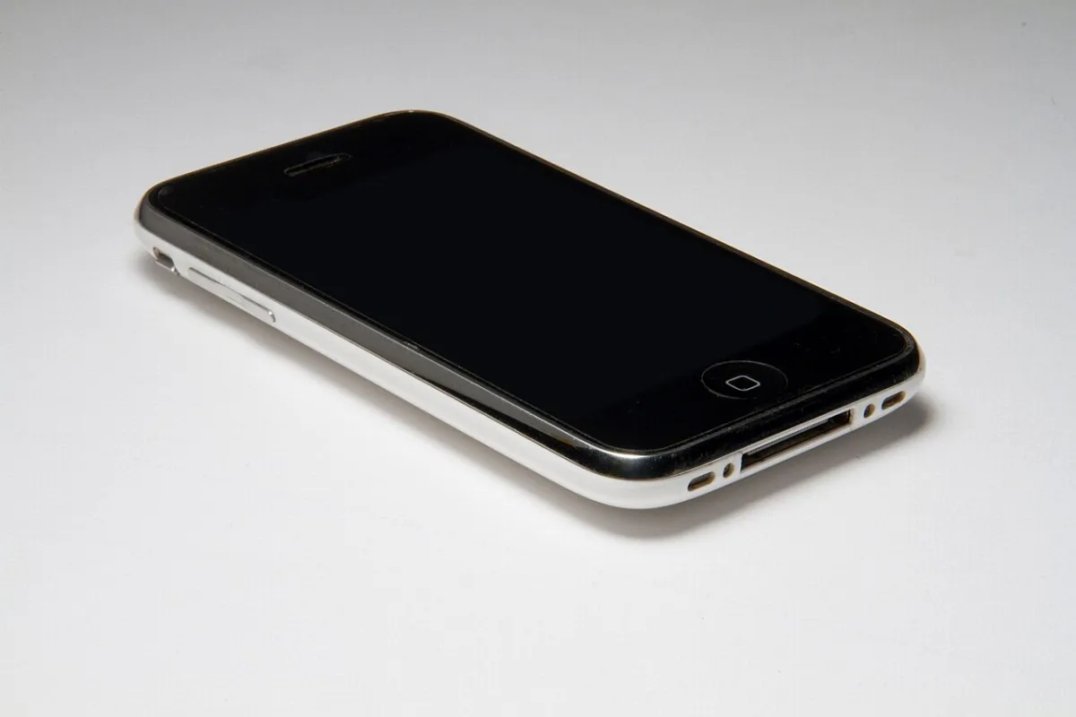 A white iPhone 3G