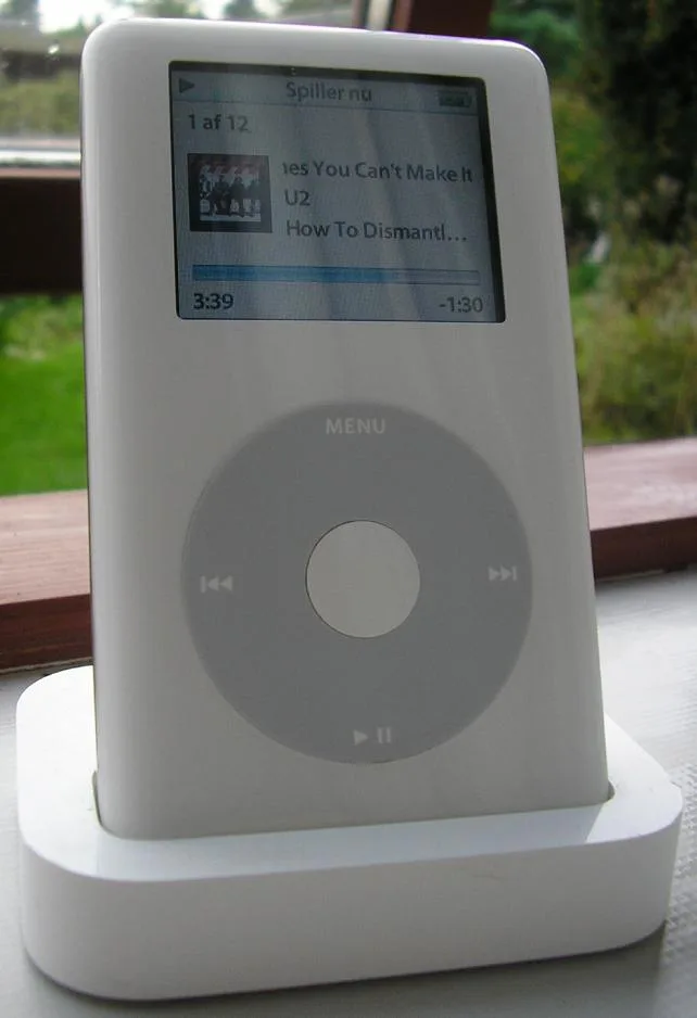 A fourth-generation iPod in its dock