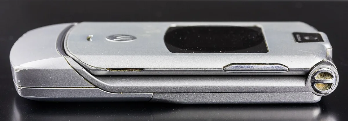 A Motorola RAZR V3 flip phone